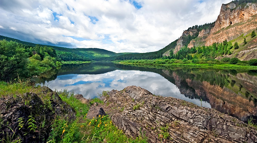Каменистый берег реки в Якутии